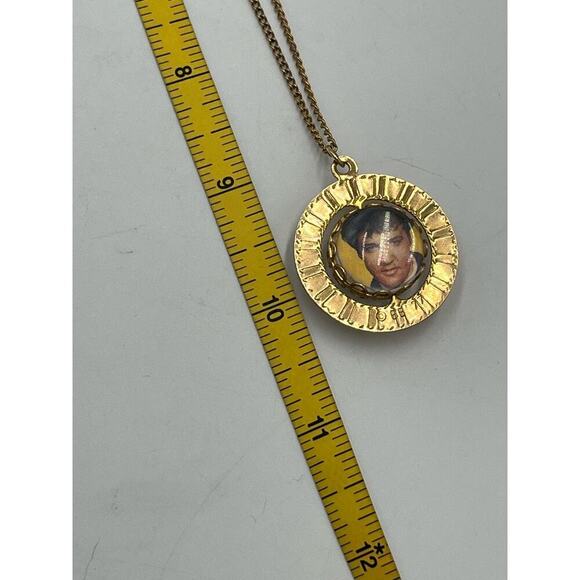 Vintage 1977 Elvis Presley Spinning Photo Goldtone Necklace Pendant
King Of Rock - Picture 12 of 13
